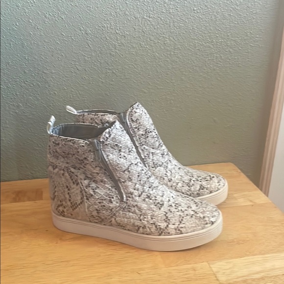 Women's Textured High-Top Sneakers - Picture 1 of 4